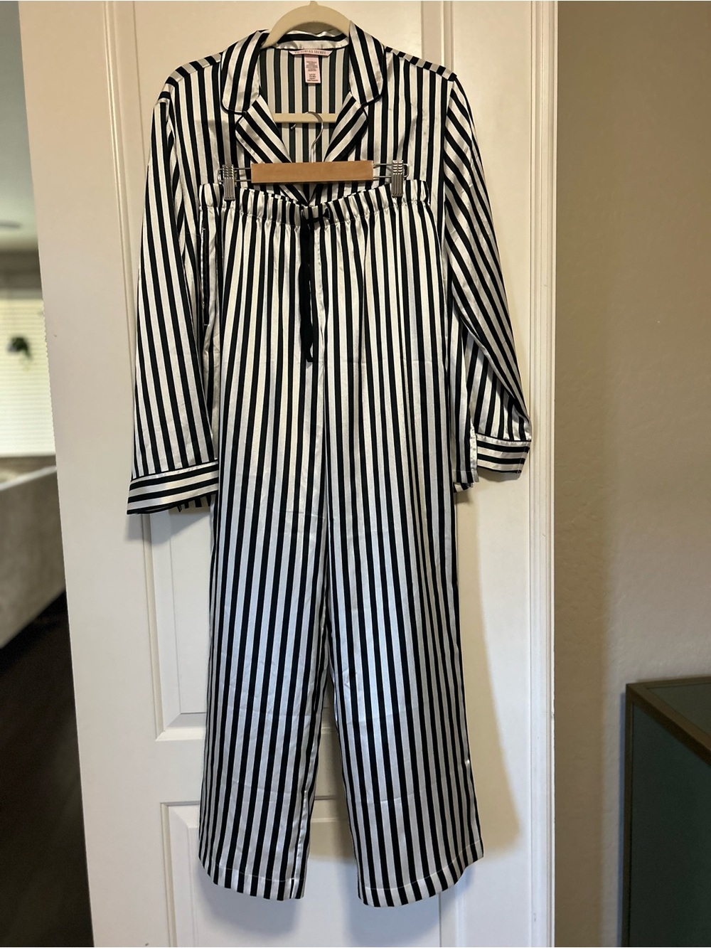 New!! 🥱💤🖤 Victoria's Secret Black & White Striped Satin Pajama Set 😴💤🖤 - Picture 2 of 15
